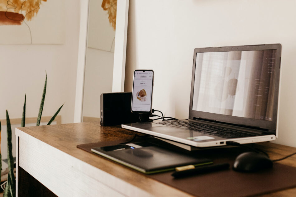 How to Become a Graphic Designer in 10 Simple Steps